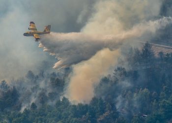 Polukružno se okretao, izletio s kolnika i udario u kamen. Vozilo planulo, požar gasi 38 vatrogasaca i dva kanadera