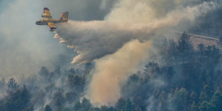 Polukružno se okretao, izletio s kolnika i udario u kamen. Vozilo planulo, požar gasi 38 vatrogasaca i dva kanadera