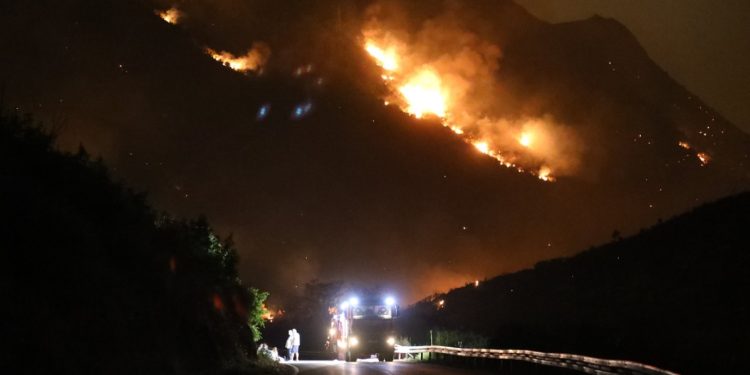 Ponovno se aktivirao dio požara kod Splita: Noćas će dežurati 250 vatrogasaca