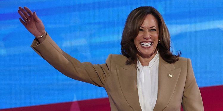 Potpredsjednik Harris hvali Bidena u iznenađujućoj izjavi na večeri otvaranja DNC-a: ‘Zauvijek smo vam zahvalni’