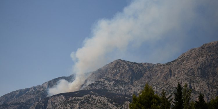 Požar krenuo prema Makarskoj: “Preostaje nam dežuranje, bojimo se da ne preskoči magistralu”