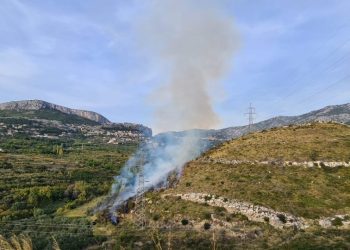 Požar na Klisu, na terenu je više vatrogasnih ekipa i kanader