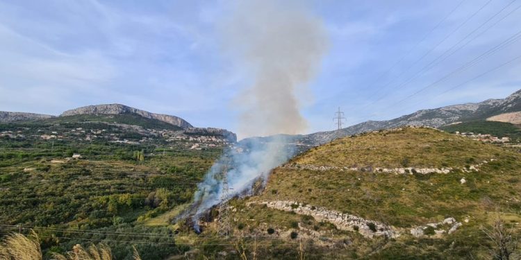 Požar na Klisu, na terenu je više vatrogasnih ekipa i kanader