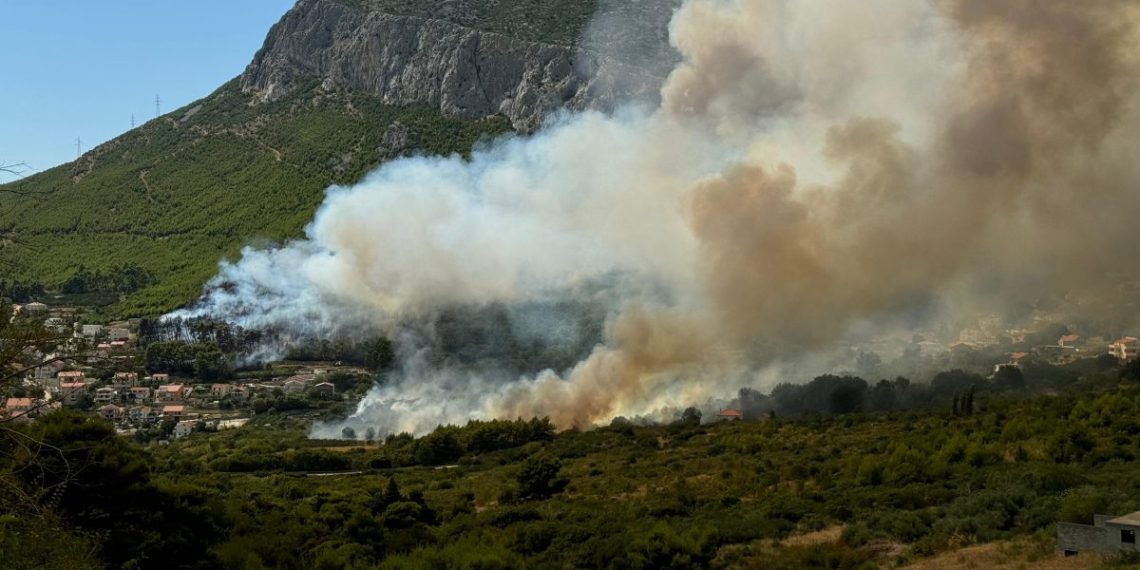 Požar se jako brzo širi, za sav promet zatvorena je stara kliška cesta