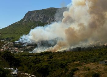 Požar se jako brzo širi, za sav promet zatvorena je stara kliška cesta
