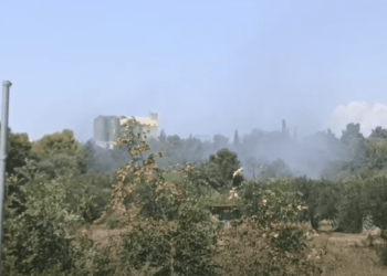 Požar u Bibinjama, gori u blizini silosa s gorivom