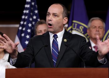 Predsjedavajućeg Kluba zastupnika za slobodu u Zastupničkom domu smijenio je protukandidat kojeg podržava Trump u republikanskom predizboru