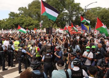 Prosvjednici probili sigurnosnu ogradu ispred mjesta održavanja DNC-a (VIDEOZAPISI) — RT World News