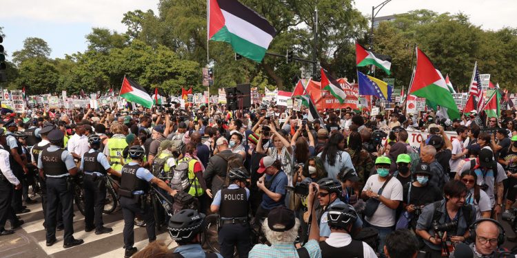 Prosvjednici probili sigurnosnu ogradu ispred mjesta održavanja DNC-a (VIDEOZAPISI) — RT World News