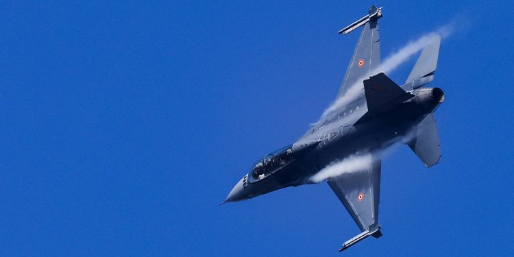 Prva runda američkih aviona F-16 sletjela je u Ukrajinu dok rat s Rusijom bjesni