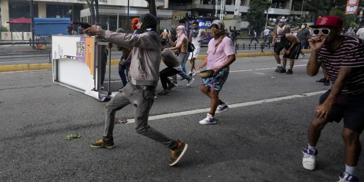 Pucanje na ulicama Venezuele: SAD i opozicija ne priznaju pobjedu Madura