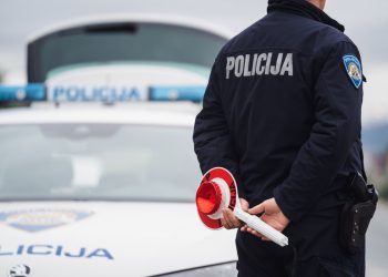 Pukla vodovodna cijev u Dicmu, mole se vozači za oprez