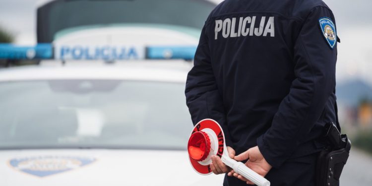 Pukla vodovodna cijev u Dicmu, mole se vozači za oprez