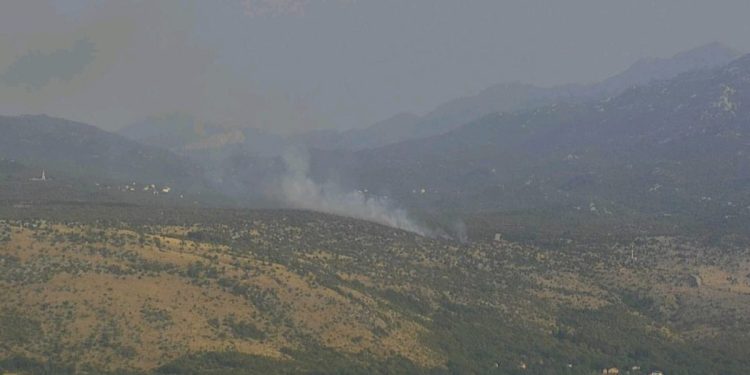 RASPLAMSALO SE I U DUGOPOLJU Vatrena buktinja se širi. Šest društava na terenu, stigli i kanaderi