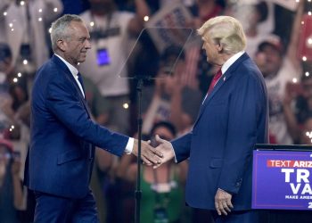 RFK Jr pridružuje se Trumpu na pozornici na skupu u Arizoni nakon podrške