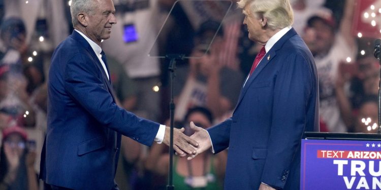 RFK Jr pridružuje se Trumpu na pozornici na skupu u Arizoni nakon podrške