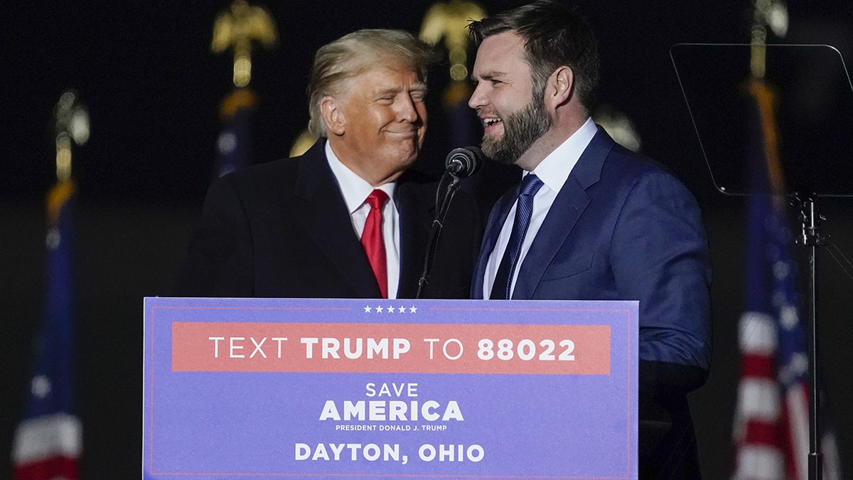 JD Vance razgovara na pozornici s bivšim američkim predsjednikom Donaldom Trumpom