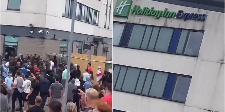 Razularena rulja upala u hotel s azilantima, zapalili vatru i razbili prozore: Premijer poslao poruku