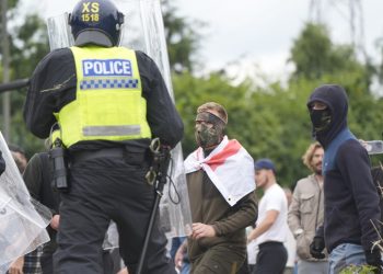 KRVAVA NEDJELJA Britanski rasisti zapalili hotel u kojem se, navodno, nalaze tražitelji azila | NACIONAL.HR