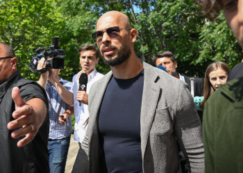 Rumunjske vlasti odvlače vozila iz kuće Andrewa Tatea nakon novih optužbi za trgovinu ljudima