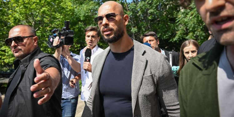 Rumunjske vlasti odvlače vozila iz kuće Andrewa Tatea nakon novih optužbi za trgovinu ljudima