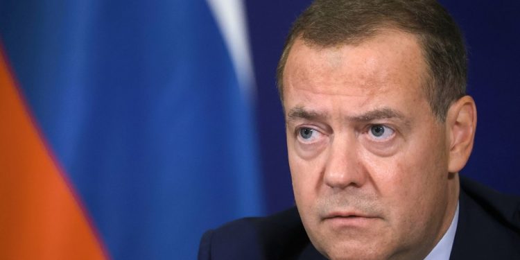 Rusija više ne bi trebala sputavati Ukrajinu – Medvedev – RT Rusija i bivši Sovjetski Savez