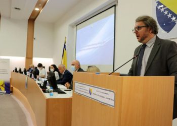 SREDIŠNJE IZBORNO POVJERENSTVO Uklonjeno 130 osoba s liste kandidata za dužnost predsjednika biračkih odbora