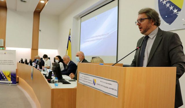 SREDIŠNJE IZBORNO POVJERENSTVO Uklonjeno 130 osoba s liste kandidata za dužnost predsjednika biračkih odbora