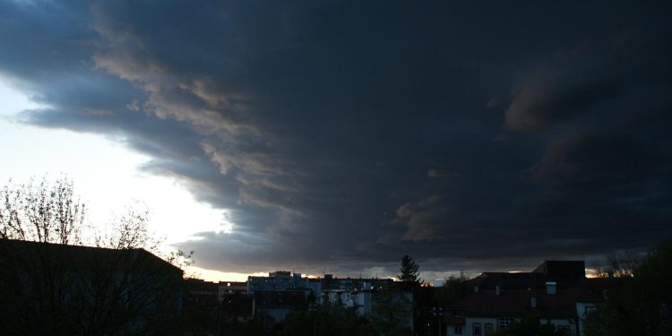 STIŽE NEVRIJEME S TUČOM Uključen narančasti meteolarm za još dvije regije | NACIONAL.HR