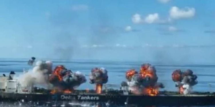 STRAŠNE EKSPLOZIJE Huti objavili snimku na kojoj postavljaju eksploziv na grčki tanker!