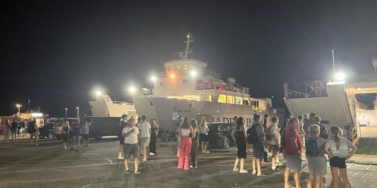 SUDARILI SE TRAJEKT I JAHTA Policija i hitna u Biogradu, krma trajekta oštećena: ‘Srećom je išao manji broj ljudi…’ | NACIONAL.HR