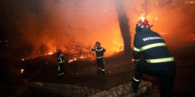 Sebi su digli plaće za 83 posto, a pogledajte koliko su dali vatrogascima: ‘Bili su ugroženi’