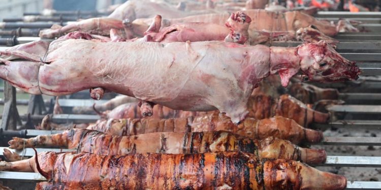 Sinj se pretvorio u veliki restoran na otvorenom: Evo koji se sve specijaliteti nude i po kojim cijenama