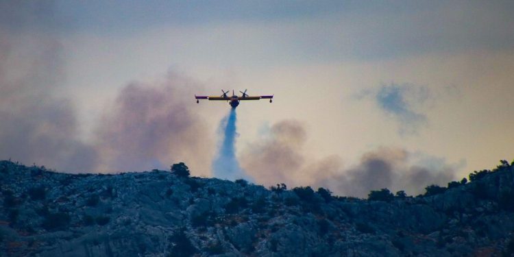 Situacija na brdu Perun povoljna, uskoro bi požar trebao biti lokaliziran