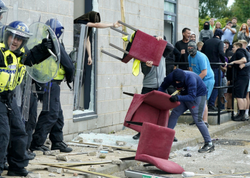 Škole će naučiti kako prepoznati lažne vijesti i dezinformacije nakon nereda u Velikoj Britaniji