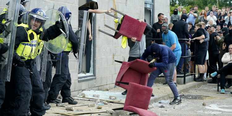 Škole će naučiti kako prepoznati lažne vijesti i dezinformacije nakon nereda u Velikoj Britaniji