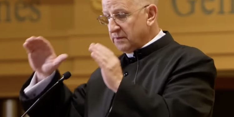 Poznati egzorcist pozvao na hitnu molitvu za Trumpa: ‘Mračne sile rade na ovome’