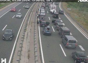Slobodna Dalmacija – Ogromne gužve na autocesti A1 u smjeru Dalmacije: zatvoren tunel Sveti Rok, ali i još dva tunela, pogledajte slike kaosa