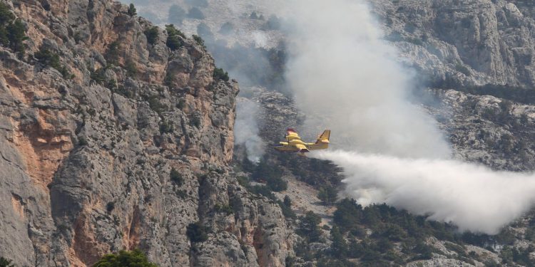 Slobodna Dalmacija – Vatrogasni zapovjednik: ‘Situacija kod Tučepi se smiruje, ali očekuje nas bura. To nam je neprijatelj broj jedan…’