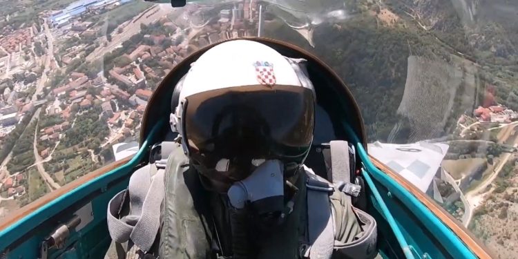 JEDINSTVENA SNIMKA MiG-ovi i Rafalei letjeli iznad Knina, objavljeno kako je to izgledalo iz kokpita | NACIONAL.HR