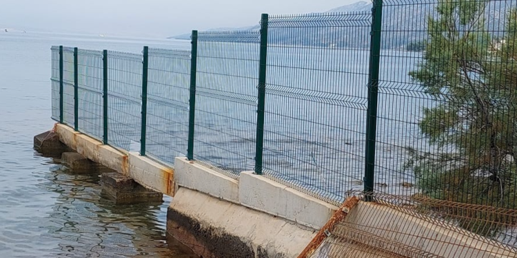 OKUPACIJA PLAŽE Ograde u Starigradu moraju pasti koliko god da ih ima