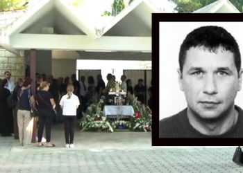 Solin zavijen u crno: Posljednji ispraćaj tragično stradalog pomorca Marka Topića