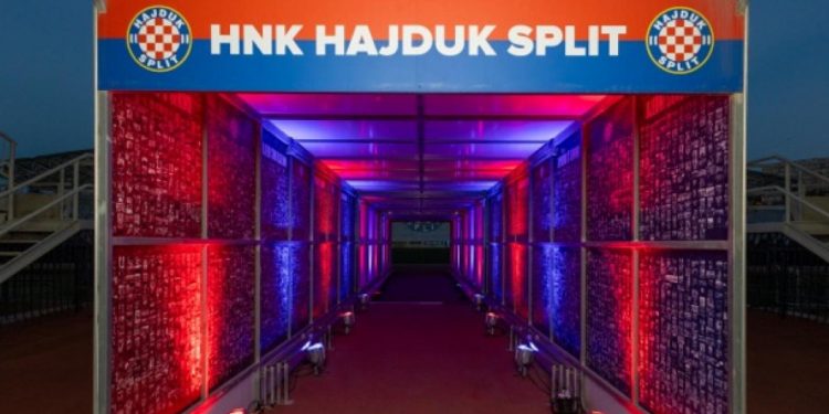 Sportske novosti – FOTO: Hajduk članovima ponudio novu pogodnost, Livaja i društvo na teren ulaze kroz slike vjernih navijača