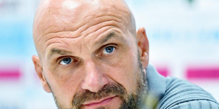 Sportske novosti – Sopić: ‘Bili su deset puta bolji od nas, napišite to. Da sad progovorim, ne bih sjedio na klupi’