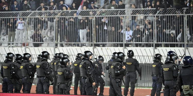 Sportske novosti – Žestoka uvertira uoči derbija na Poljudu: Navijači se potukli na Gripama, privedeno više od 20 osoba