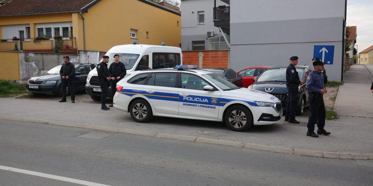 Strava u Vukovaru: U dvorišnom bazenu utopila se beba