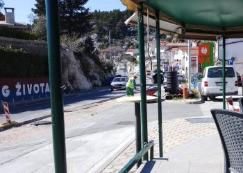 Sudar u Pločama – auto sletio s ruba kolnika, troje ozlijeđenih!