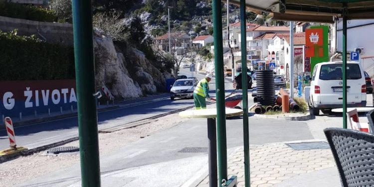 Sudar u Pločama – auto sletio s ruba kolnika, troje ozlijeđenih!