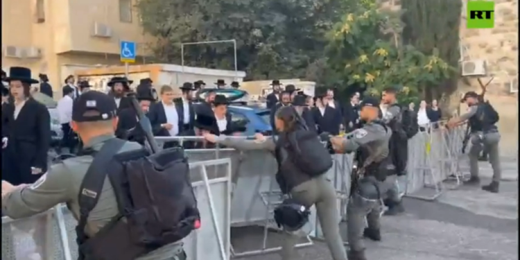 Sukobi izbijaju dok ortodoksni Židovi prosvjeduju protiv vojnog novačenja (VIDEO) — RT World News