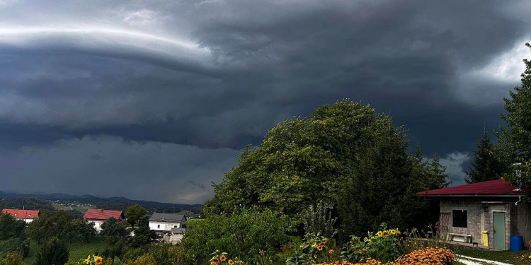 Superćelija prošla kroz Zagreb, krenula prema istoku: Upaljeni alarmi za Hrvatsku